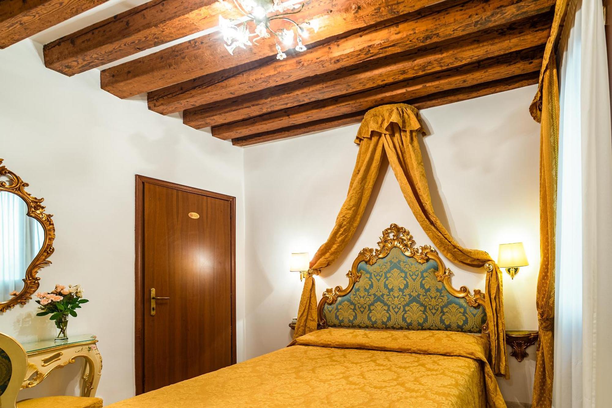 Hotel Al Vagon Venesia Bagian luar foto