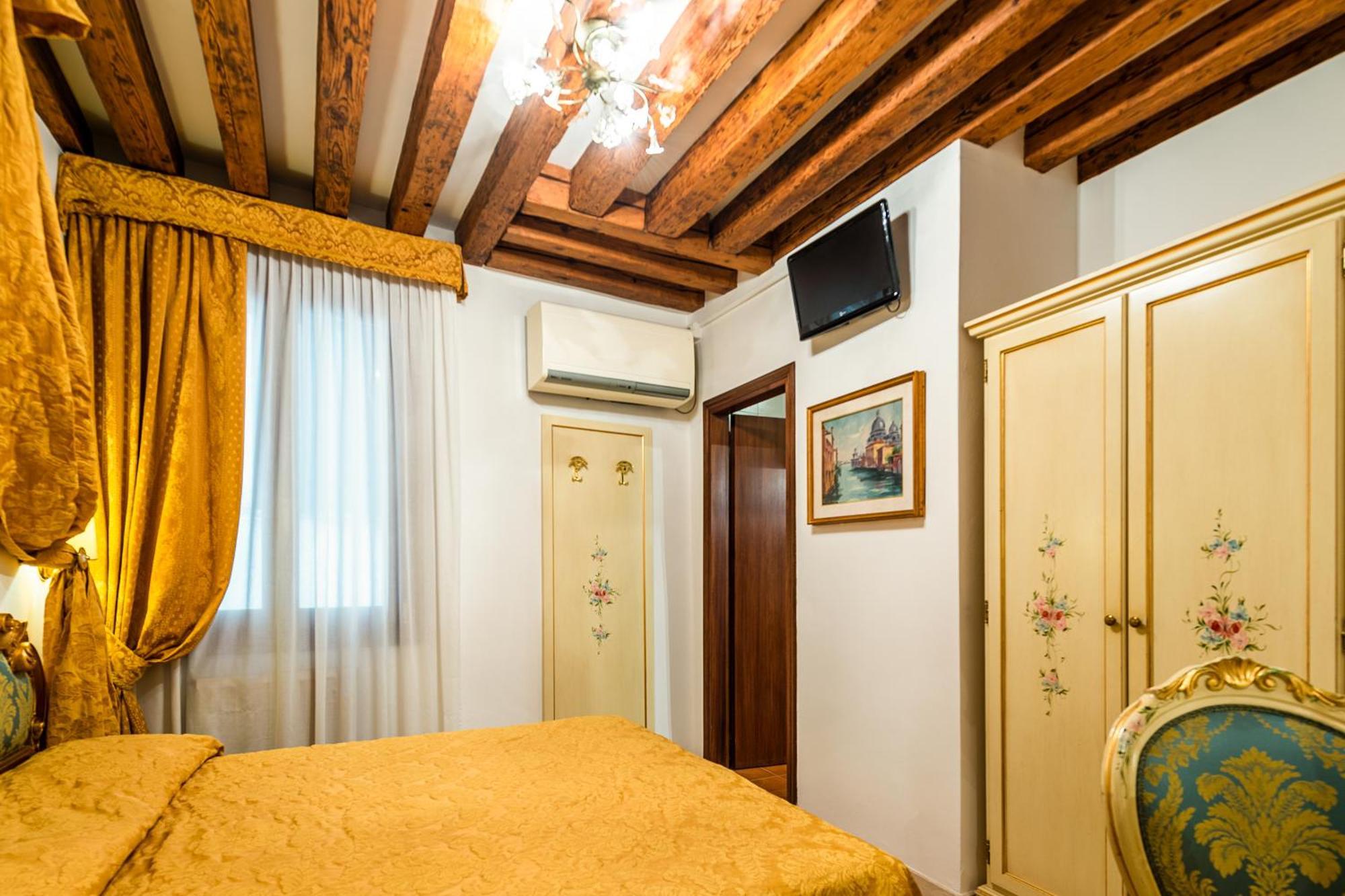 Hotel Al Vagon Venesia Bagian luar foto