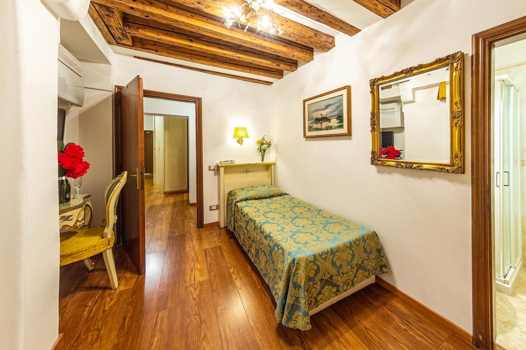 Hotel Al Vagon Venesia Bagian luar foto